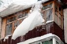 Меры безопасности при сходе снега и падении сосулек с крыш зданий